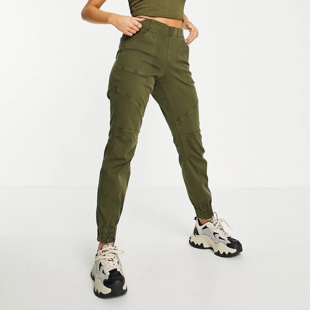 Spanx Stretch Twill Cargo Jogger in Darkened Olive size M
